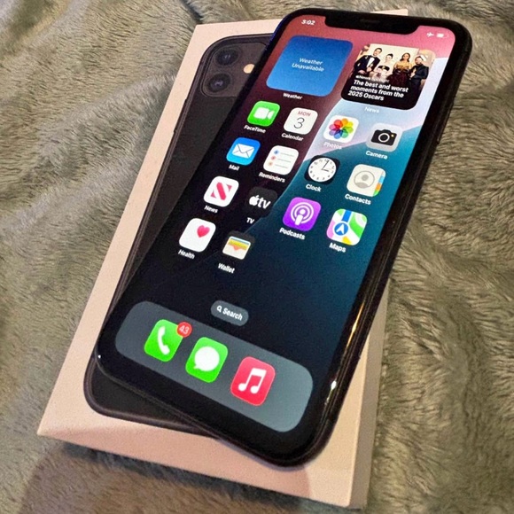 Black IPhone 11 in perfect condition and unlock comes with case and screen